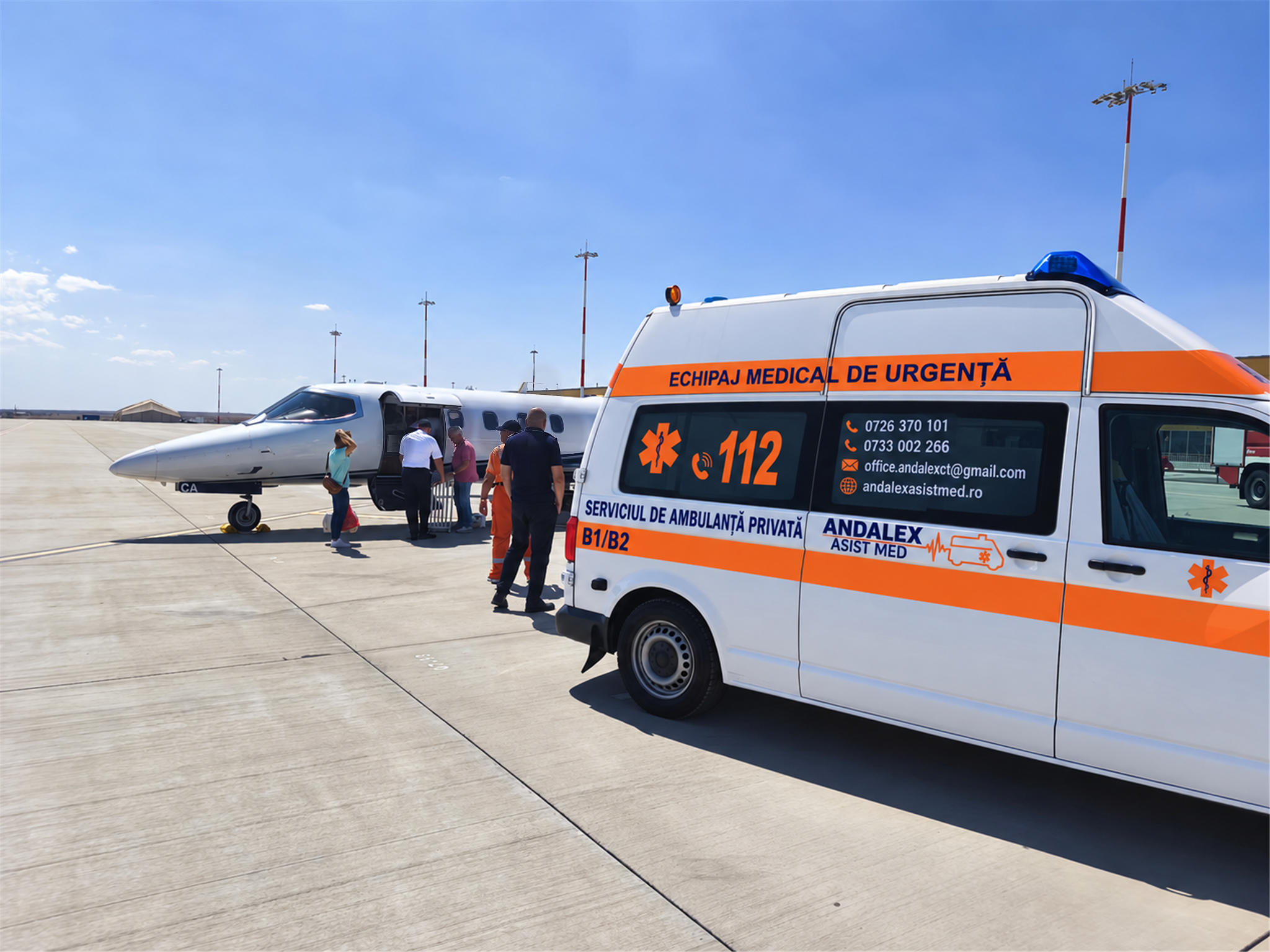 Ambulanță Andalex în apropierea unei aeronave pentru transfer medical