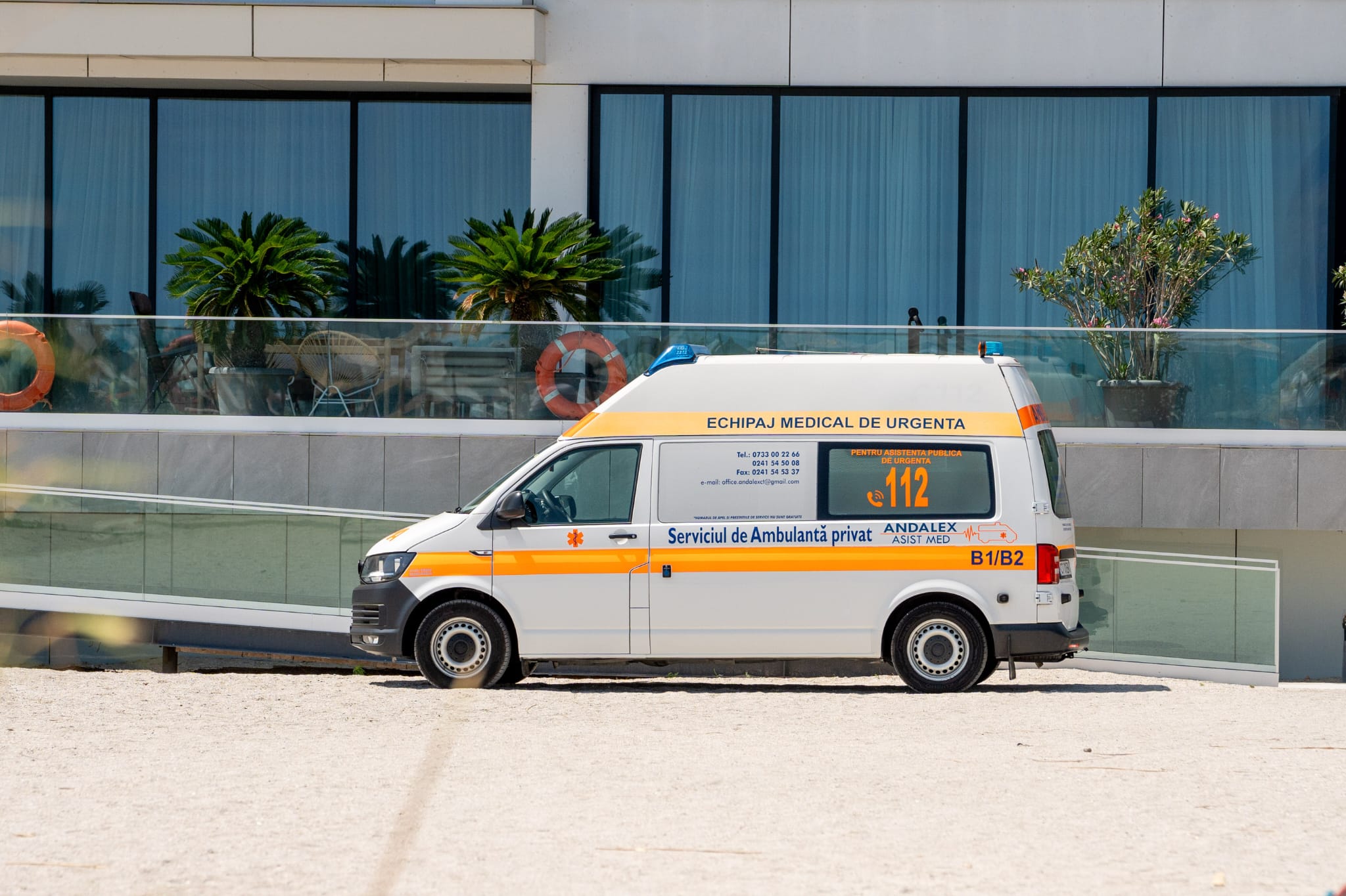 Ambulanță Andalex în apropierea unei unități de cazare și îngrijire
