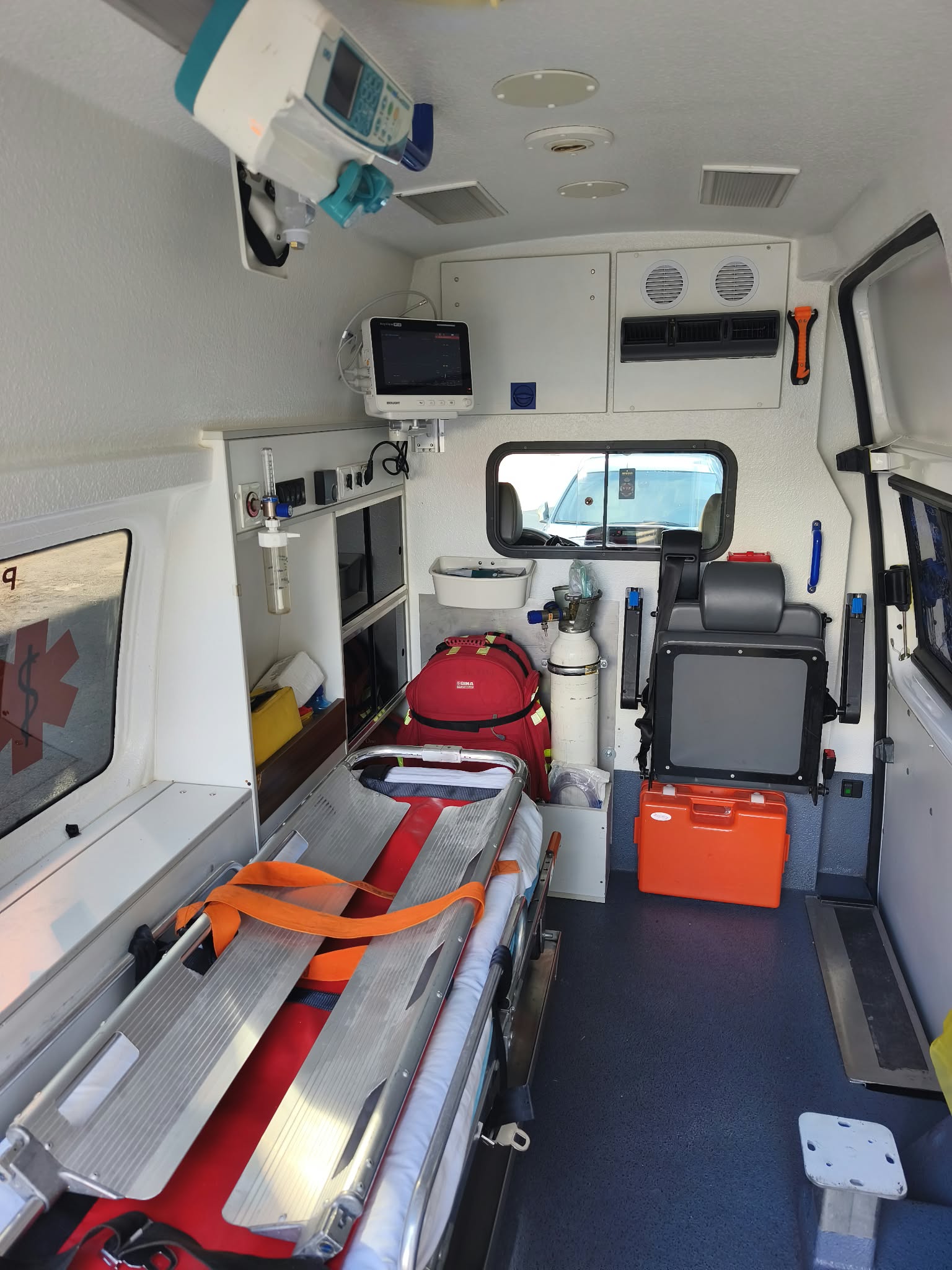 Interior și echipamente într-o ambulanță Andalex